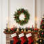 Couronne de Noël pré-illuminée de 61 cm (24 po) avec clochettes rouges et baies