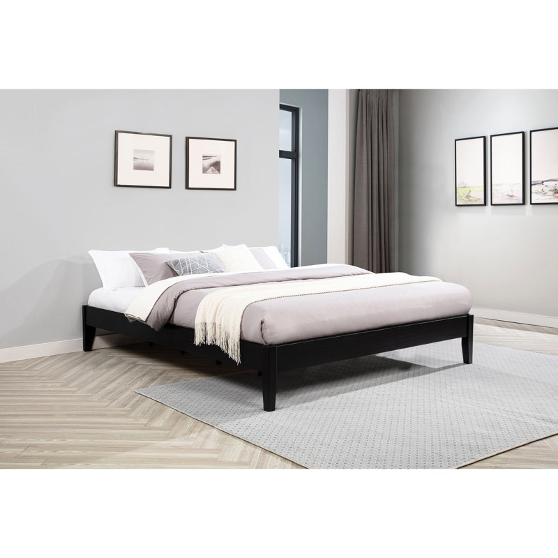 Très grand lit noir Universal Eastern, look moderne et élégant, conception à lattes pour un excellent support de matelas, construction en bois, installation de la tête de lit pré-percée