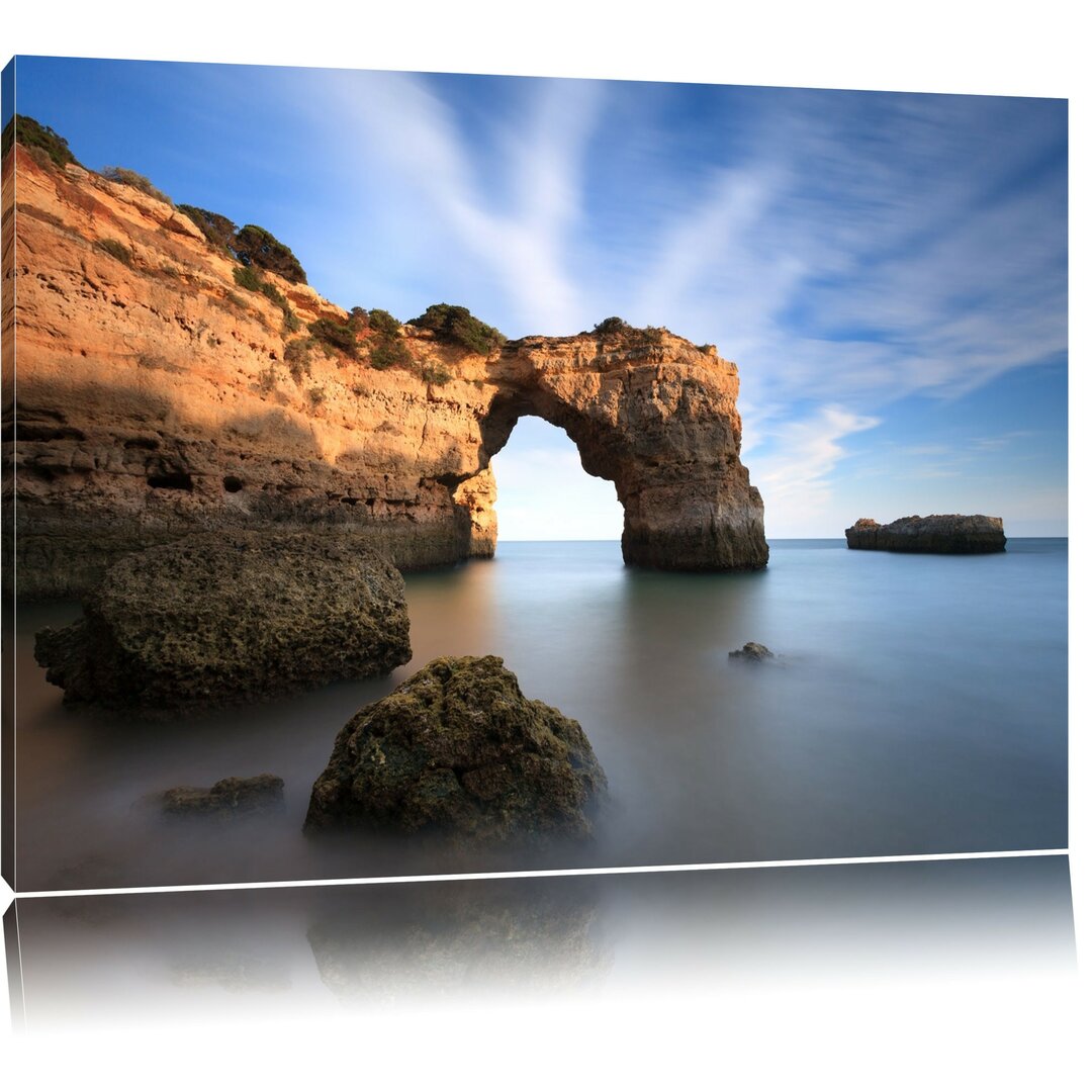 Leinwandbild Riesiger Berg im Meer