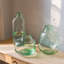 Vase de table en verre vert-368303149