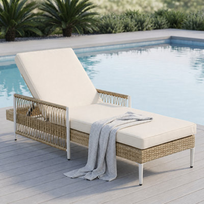 Chaise longue d'extérieur en rotin PE à 6 positions pour l'extérieur avec accoudoirs et coussin pour meubles de patio beige minimaliste