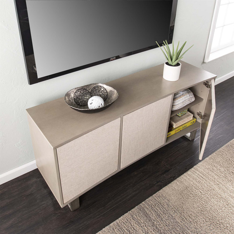 Élégante console multimédia à 3 portes avec tablettes réglables, parfaite pour les espaces de divertissement élégants et organisés.