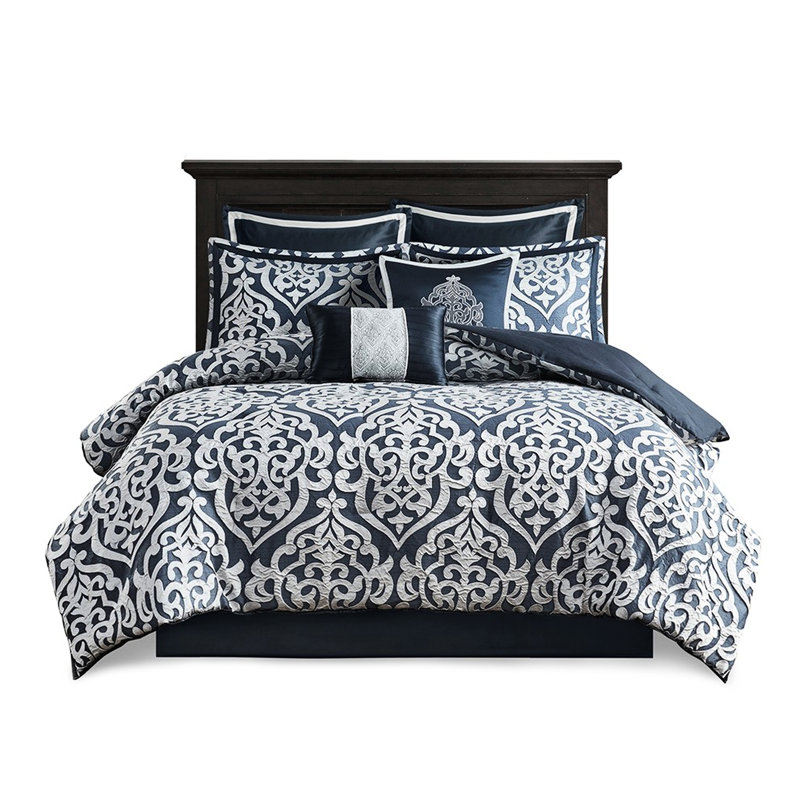 Édredon bleu marine / argent - très grand. 8 pièces avec noyau. Contient 1 édredon, 2 taies décoratives européennes, des coussins décoratifs et une jupe de lit. Tissage texturé pour une chambre à coucher élégante. Bleu marine / argent tout usage À l'intérieur. Comprend un