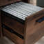 Bureau d'ordinateur moderne à finition brune avec bureau spacieux et plateau à clavier rabattable pour la maison ou le bureau