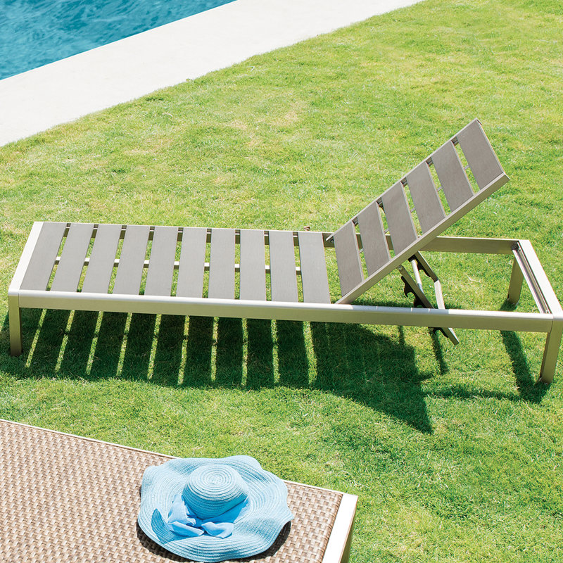 Chaise longue d'extérieur Devan en aluminium avec inclinaison réglable, lames en polyrésine, roulettes, structure argentée et lames en polyrésine grise