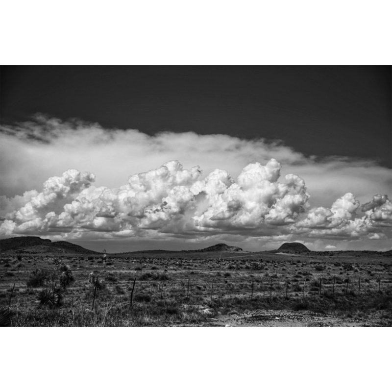 «Fall 2022 Marfa Clouds» encadré sur papier par Jean Cornell, H 30 po x l 45 po, Cadre simple blanc