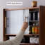 Armoire de rangement étroite en bois massif à une pièce contre le mur