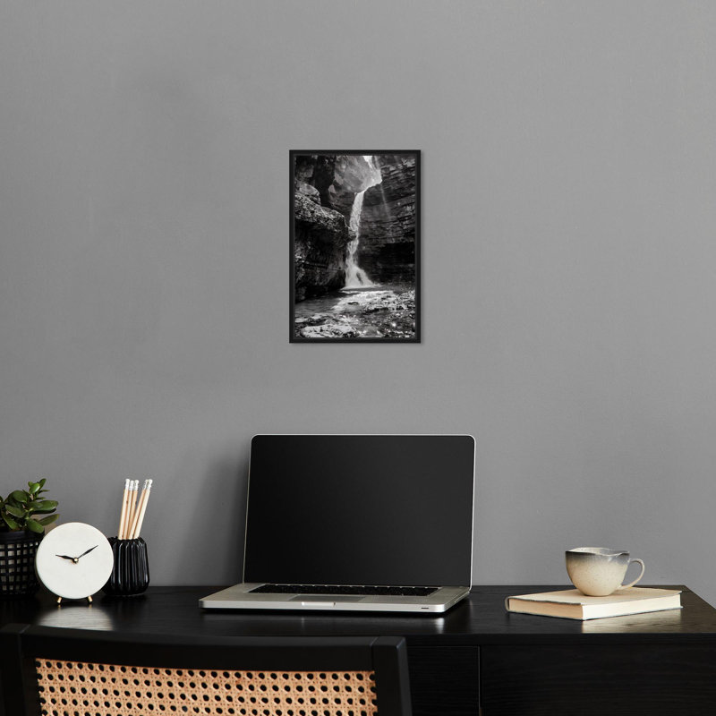 «Waterfall Cavern», reproduction d'art sur toile par Notoriart, H 16 po x l 11 po, Black Framed