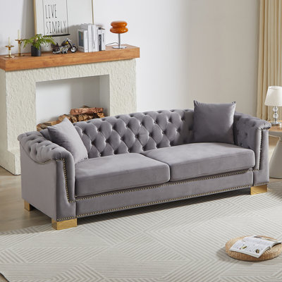 {Vidéo] Canapé moderne classique, canapé Chesterfield de 84 pouces avec accoudoirs roulés classiques et nuages décoratifs à pampilles en velours, canapé de luxe à trois places adapté pour les salons, les chambres à coucher, les appartements, le gris