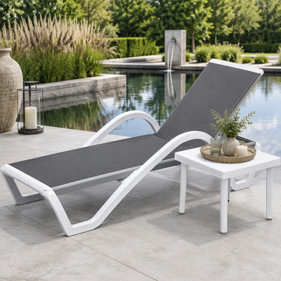 Chaise longue de patio réglable en aluminium avec accoudoirs et filet toutes saisons, 1 chaise longue + 1 table en plastique, idéale pour la détente au bord de la piscine et à l'extérieur