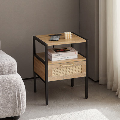 Table de bout en rotin de 15,75 po avec prise de courant et ports USB, table de chevet moderne avec tiroir et pieds en métal, table d'appoint pour salon, chambre à coucher