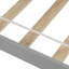 Lit plateforme simple en bois gris pour une chambre charmante
