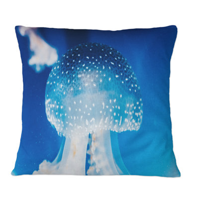 Jolie et belle méduse dans l'eau bleue - Coussin décoratif imprimé nautique et côtier