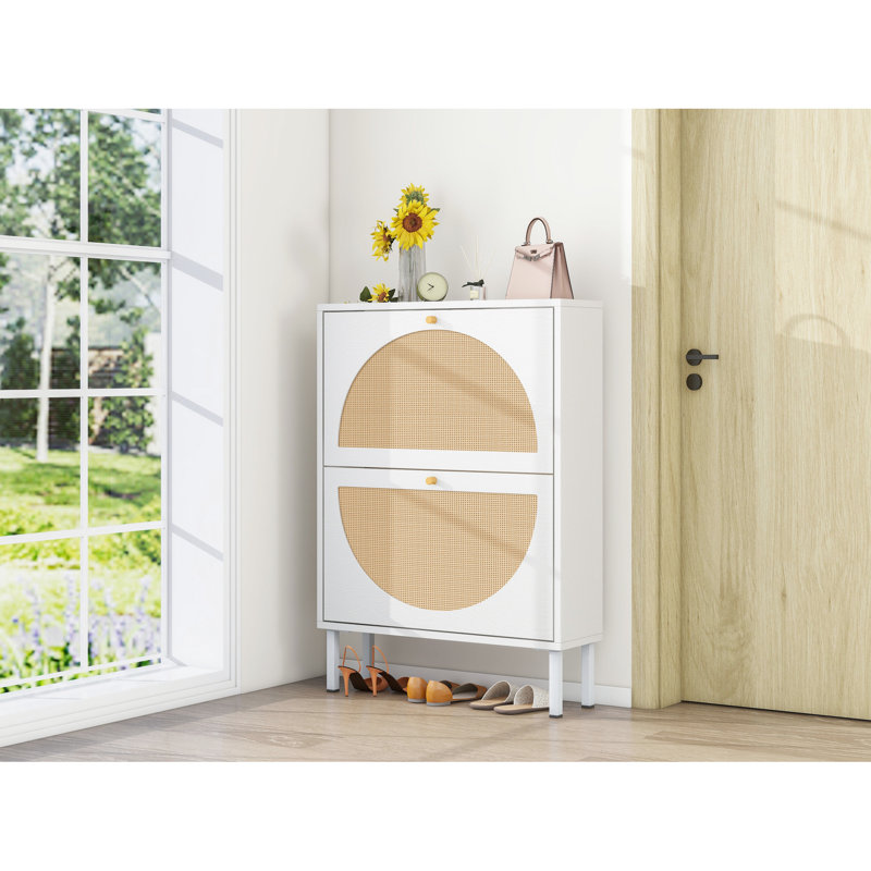 Étagère à chaussures double couche 2 portes en blanc, conçue pour la résistance, poignée dorée élégante, base en métal avec boucle de plaque arrière, équilibre visuel en demi-cercle, salon adapté et blanc