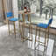 Ensemble de table et chaises de bar, ensemble de trois pièces, structure dorée, coussins et dossiers de siège en éponge, table de bar avec fonction de rangement (plateau de table doré + brun + coussin bleu)