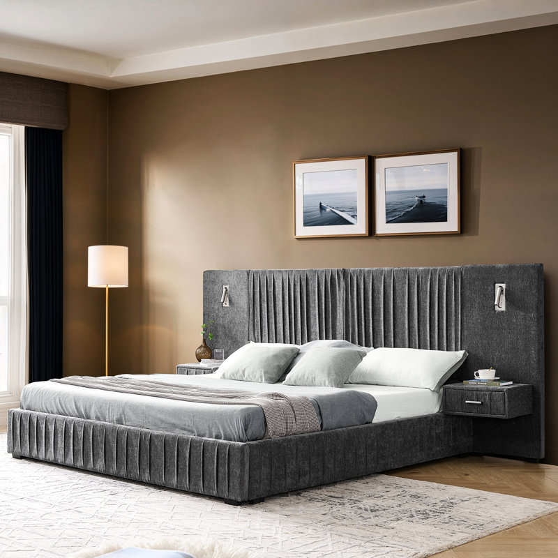 Cadre de lit grand rembourré gris foncé avec conception plissée manuelle, table de chevet, tête de lit et lampes à angle réglable pour le décor sophistiqué de la chambre à coucher en tissu chenille, cadre solide, éclairage de table