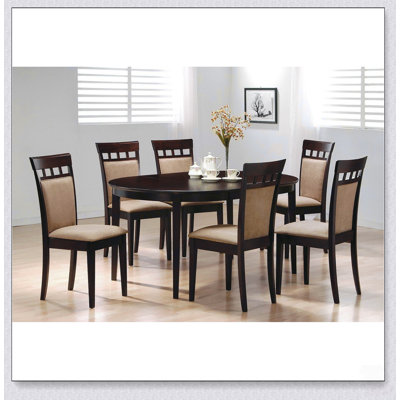 Table de salle à manger ovale extensible avec rallonge pour des repas de famille polyvalents et des espaces de réception élégants.