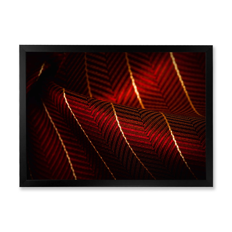 Tissu rouge rubis avec ligne dorée I - photographie sur toile, H 30 po x l 40 po x P 1,5 po, Cadre noir