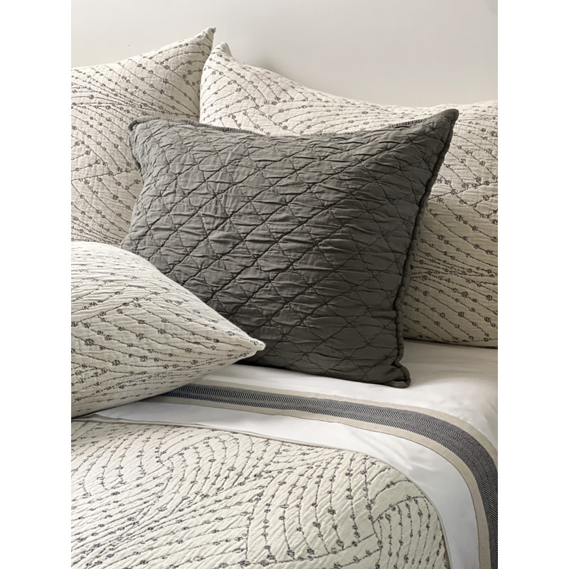 Emilie Coverlet, Queen