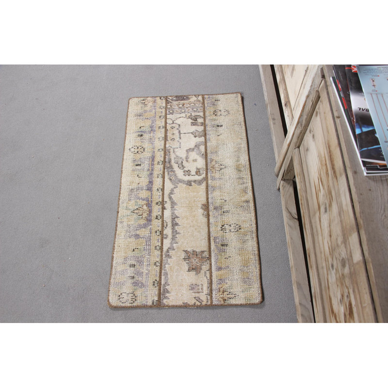Tapis turc rétro en laine beige idéal pour le vestibule avec un design patchwork classique