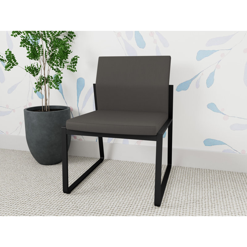 Chaise d'invité sans accoudoirs Gansett, Tissu vin ouvert, Noir