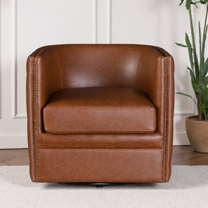 Fauteuil pivotant tonneau capitonné Capstone en similicuir brun riche avec têtes de clou bronze, structure en bois massif et entièrement assemblé