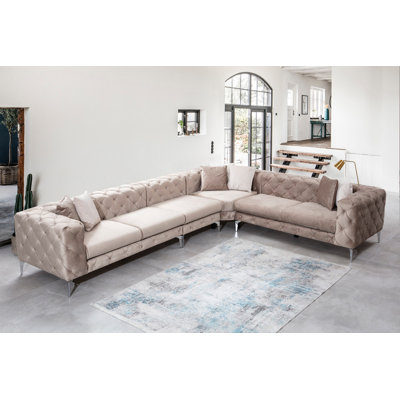 Canapé d'angle moderne avec structure en bois de hêtre et tissu 100% polyester, 122,0 po x 28,7 po x 106,3 po | Comprend 5 coussins, nettoyage à sec, coussins portables, pieds en métal noir mat | Couleur beige élégante pour les salons glamour