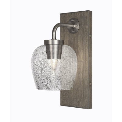 Applique murale Oxbridge présentée en graphite et finition en métal d'aspect bois patiné peint avec verre fumé de 6 po