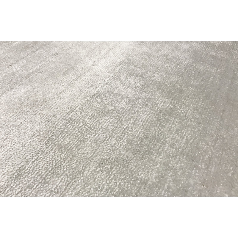 Area Rug in White, Rectangle 5'6" x 7'10"