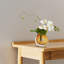 Arrangement de fleurs artificielles dans un vase-1899040056