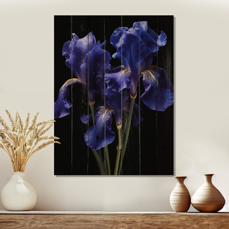 Élégants iris en noir et bleu - Art mural en bois d'iris sur bois de pin naturel, H 20 po x l 10 po