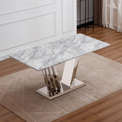 Table de salle à manger en faux marbre pour 6 à 8 personnes avec bords polis et base en acier inoxydable à miroir, parfaite pour les intérieurs élégants