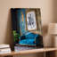 Toile dans un intérieur captivant, un canapé capitonné bleu classique avec art mural-1307857729