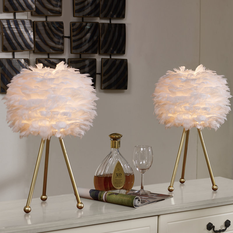 Lampe de table trépied dorée moderne 19 po Marjorie, Plume blanche