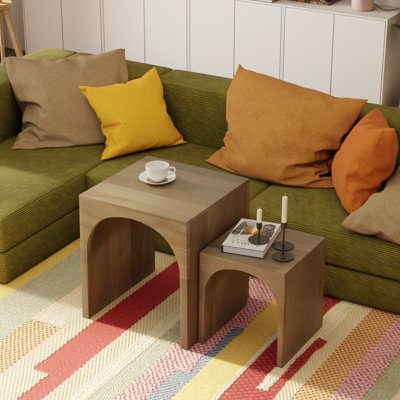 Ensemble de 2 tables gigognes modernes en bois massif avec structure ouverte arquée, finition rustique naturelle