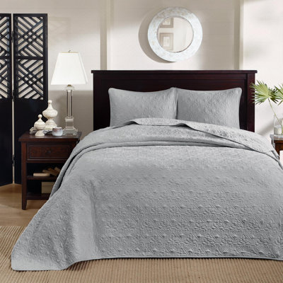 Quebec Reversible Quilt Set
