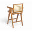 Tabouret de bar confortable en tissu rembourré de mousse avec structure en bois d'hévéa durable et dossier en plastique de canne tissé pour le bar et la cuisine