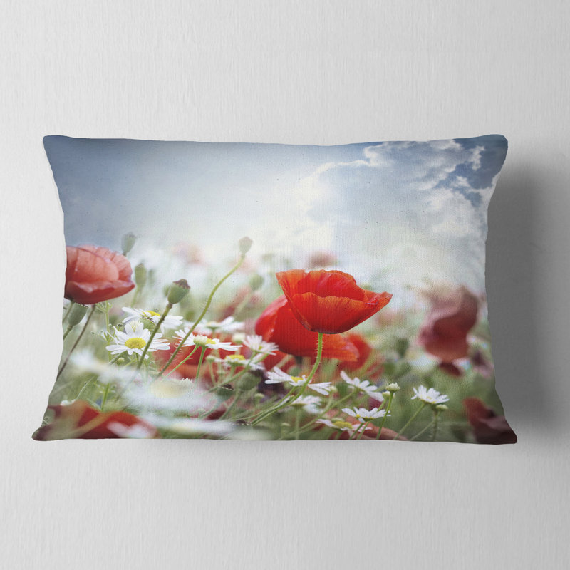 Coussin décoratif floral sur un coussin lombaire en fond nuageux