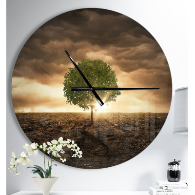 Arbre solitaire sous un ciel dramatique - horloge murale moderne