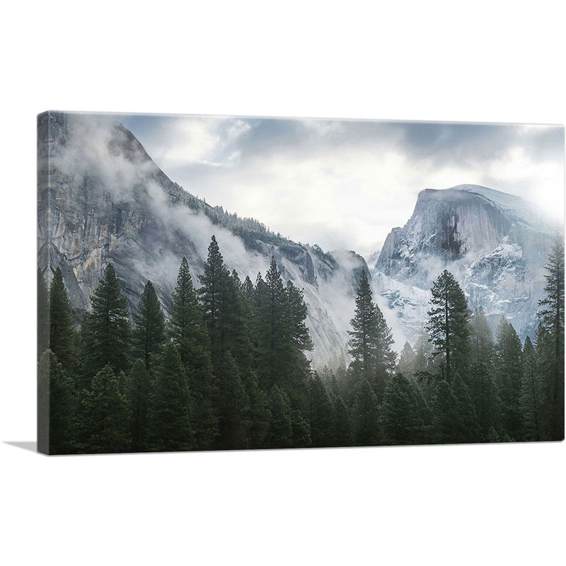 Foggy Forest Under Mountains - Reproduction de photo sur toile tendue, H 12 po x l 18 po x 1,5 po