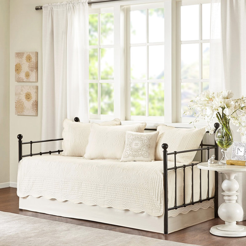 Housse de lit de jour 6 pièces en crème - réversible avec bord festonné, s'adapte à un matelas simple et comprend un oreiller confortable pour un ensemble complet d'articles décoratifs à la mode