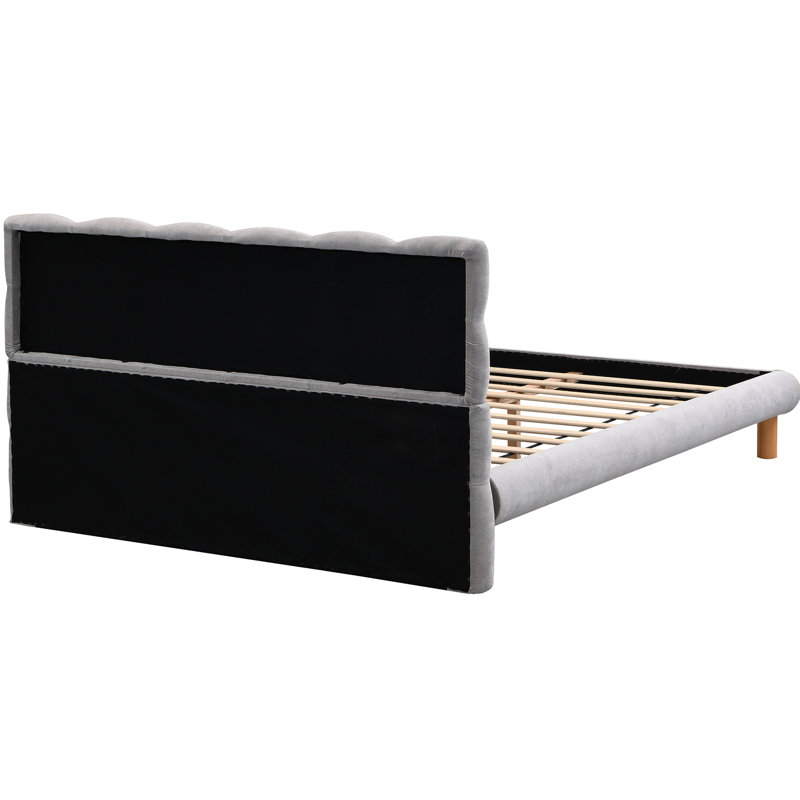 Confortable lit double gris avec tête de lit distinctive en forme de biscuit et structure stable en chenille