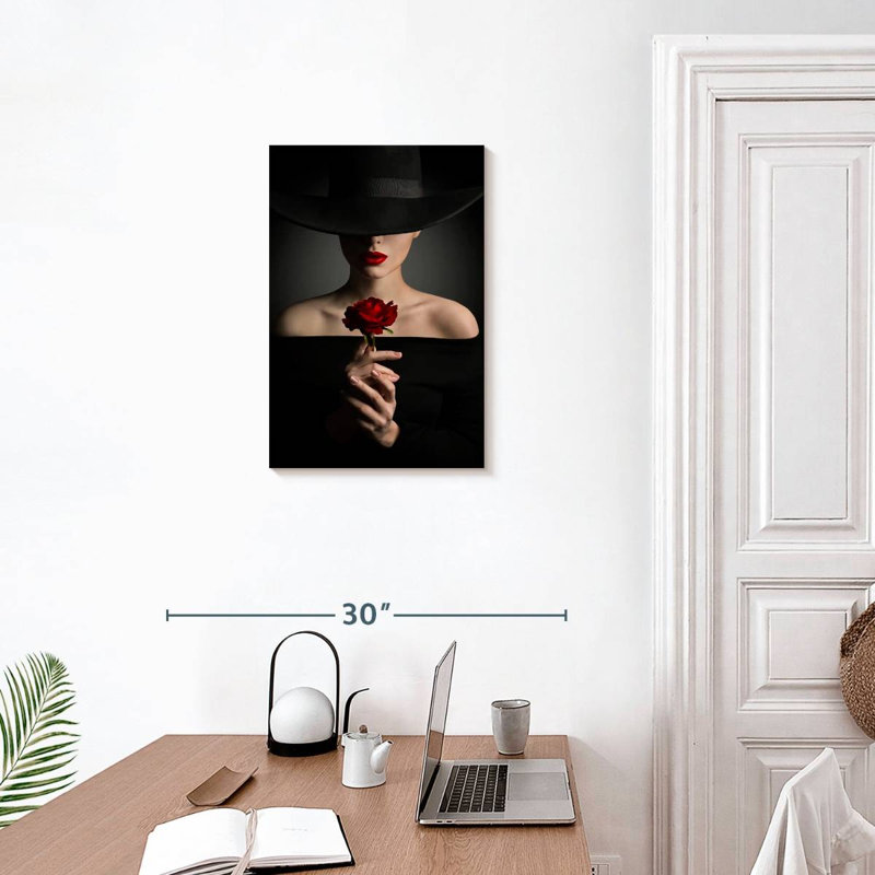 Femme en noir, H 24 po x l 16 po