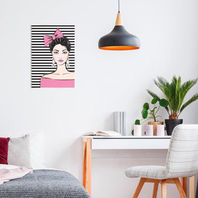 Plaque murale fille avec un arc rose et des boucles d'oreilles, design par Martina Pavlova