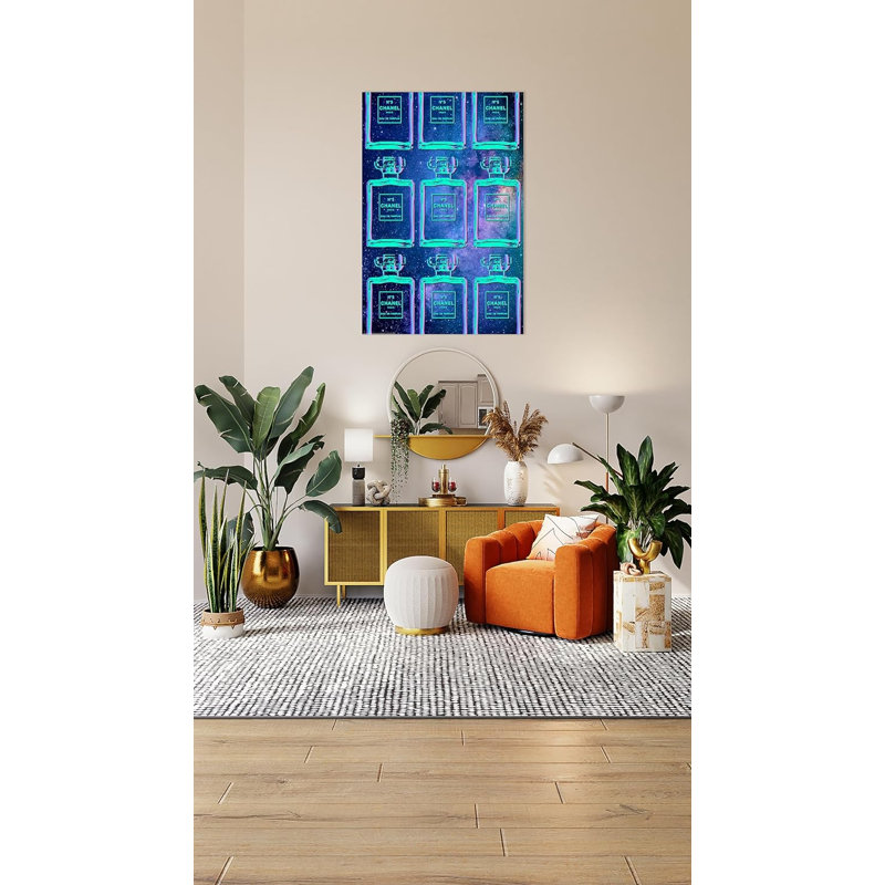 «Buy Art For Less Officially Licensed Number Perfume Elegant Beautiful Smell Of A Woman», impression sur papier 24 po x 36 po - prête à encadrer