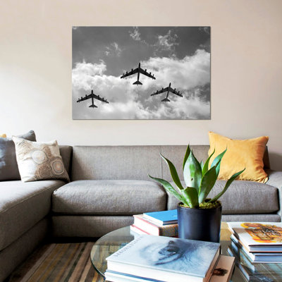 «1950s Three B-52 Stratofortress Bomber Airplanes In Flight Formation as vu du sol directement au-dessus de la tête par Vintage Images», reproduction d'art sur toile tendue