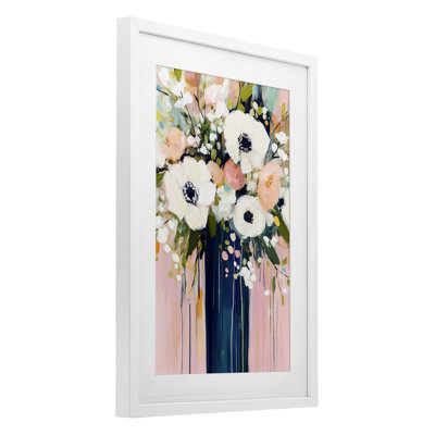 Fleurs blanches modernes dans un vase, reproduction encadrée sous verre, design par Gina Kelly