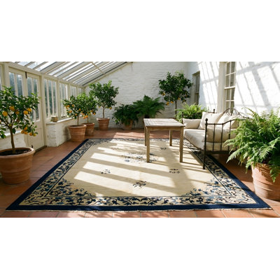 Tapis antique à motif floral chinois à médaillon beige des années 1900