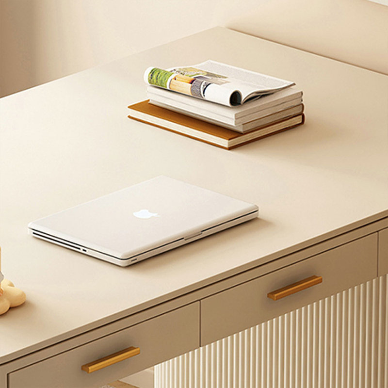 Bureau rectangulaire en bois manufacturé beige avec 3 tiroirs, H 29,53 po x l 55,12 po x P 27,56 po