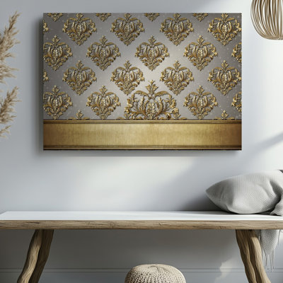 La toile crée un design de papier peint élégant avec un motif damassé complexe en or chatoyant contre un taupe doux